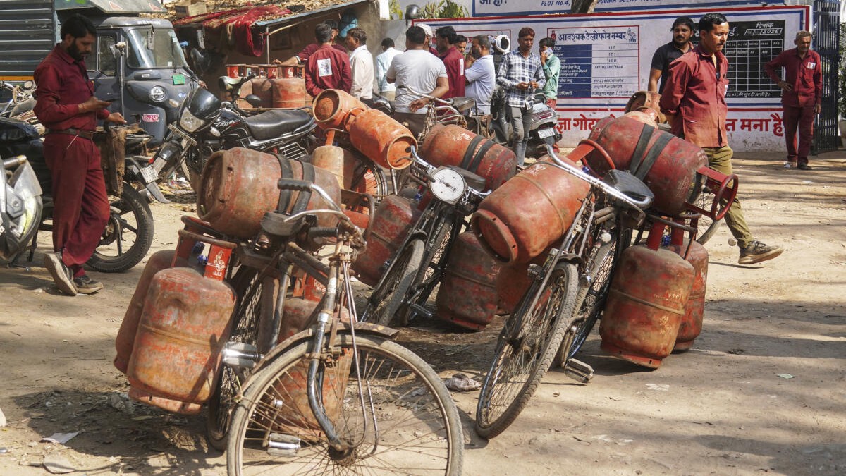 LPG crisis triggers migrant worker exodus from Kerala ahead of Ramzan, polls