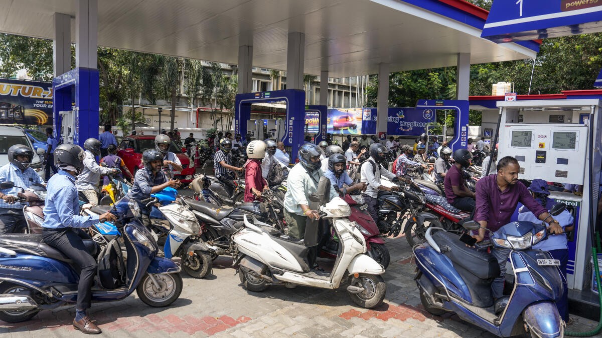 Tamil Nadu Fuel Crisis: Panic Buying at Petrol Pumps in TN