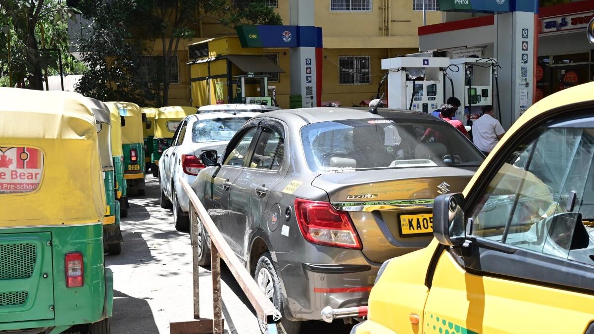 Shortage rumours fuel rush at Bengaluru petrol bunks