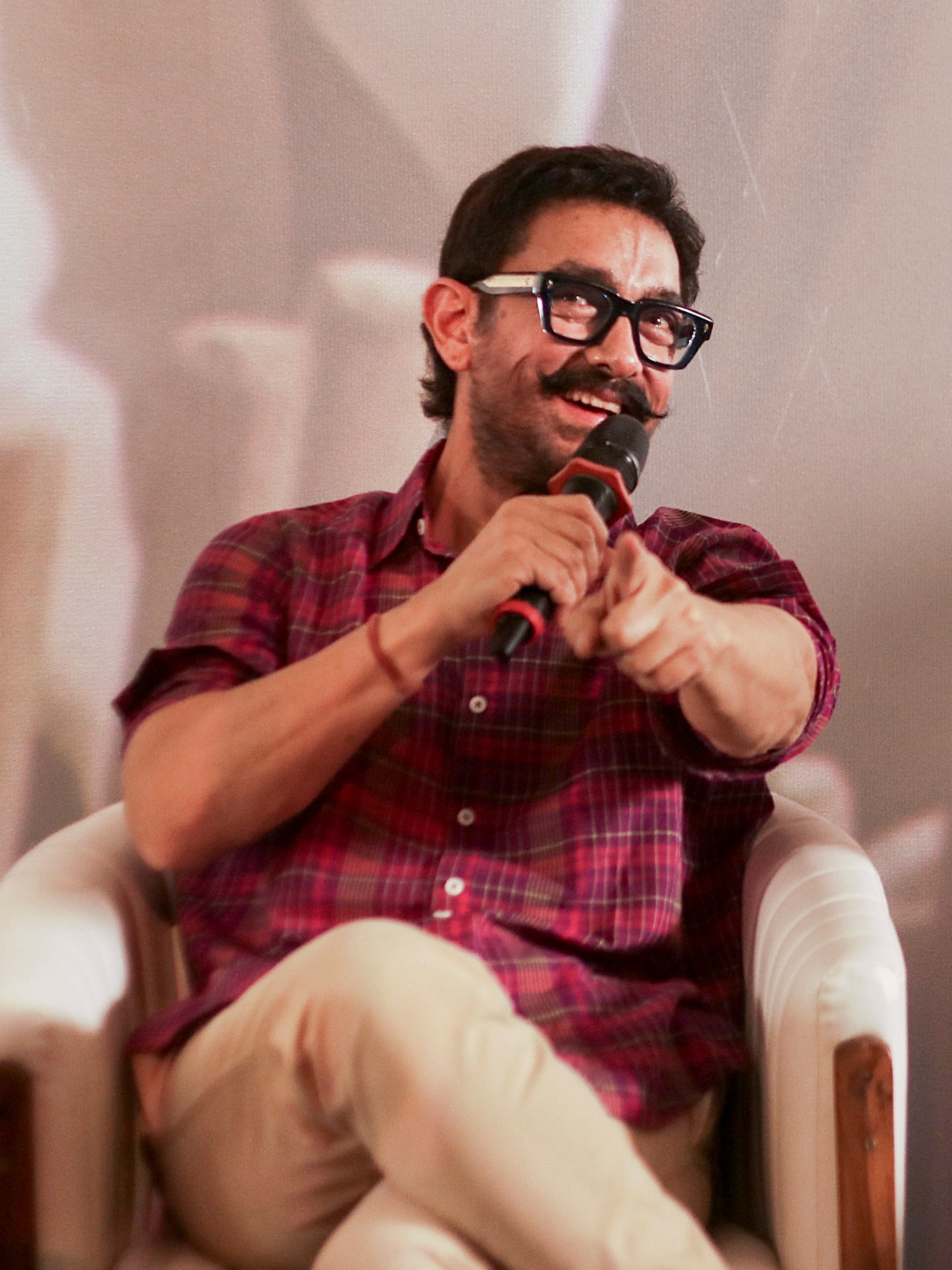 Bathing isn’t Aamir Khan’s favourite pastime. On Koffee With Karan, his ex-wife Kiran Rao mentioned that he only takes a shower when absolutely unavoidable.