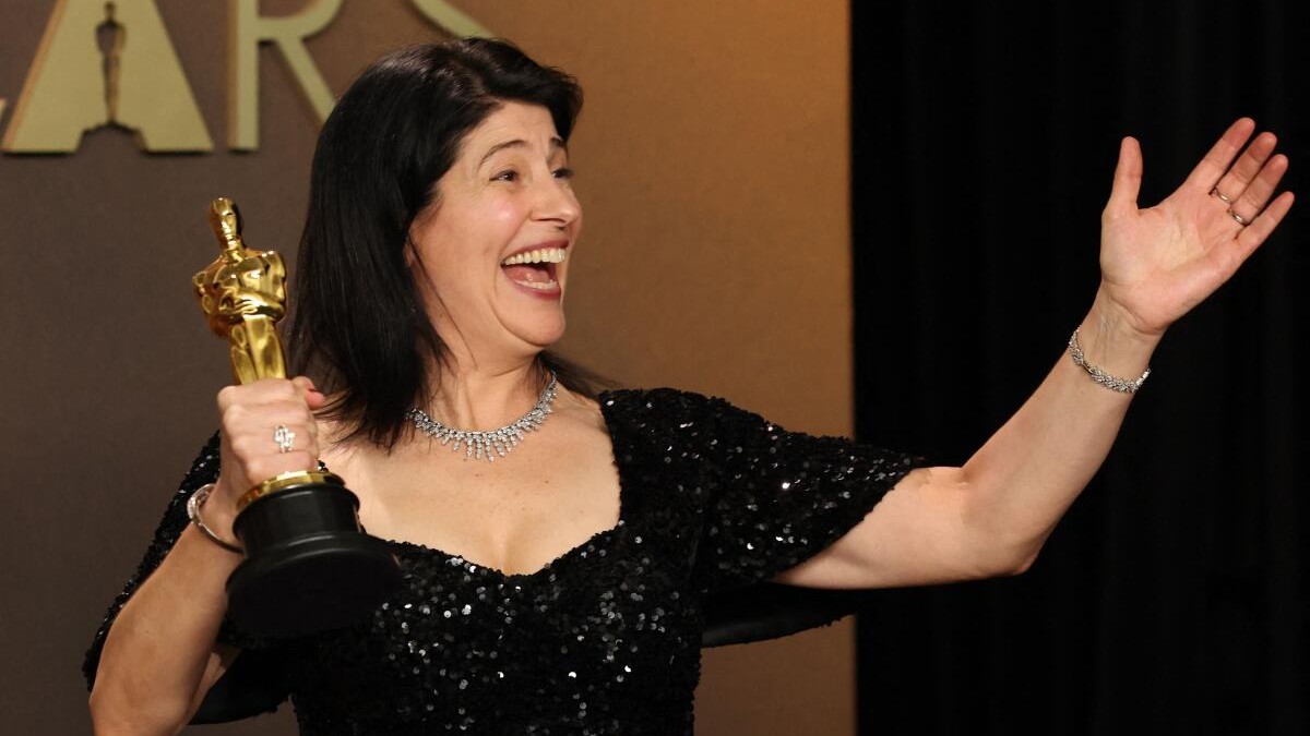 Cassandra Kulukundis poses with the Oscar for Best Casting for One Battle after Another.