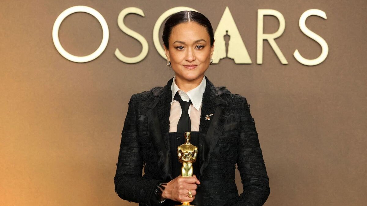 Autumn Durald Arkapaw poses with the Oscar for Best Cinematography for Sinners.