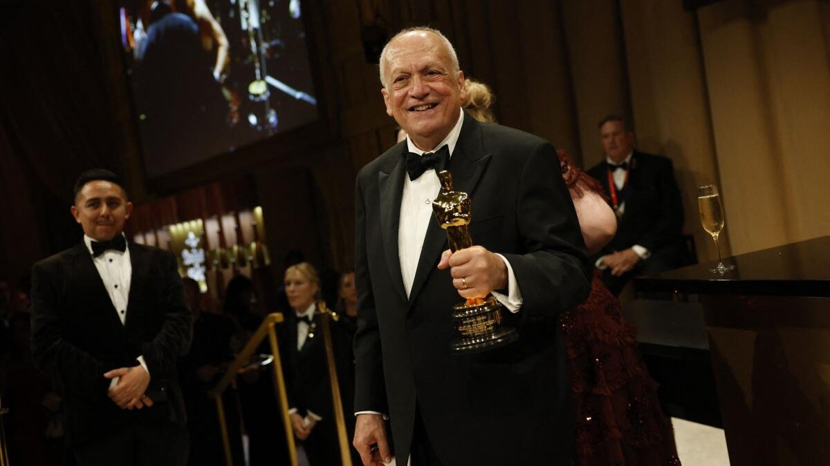 Joe Letteri poses with the Oscar for Best Visual Effects for Avatar: Fire and Ash.