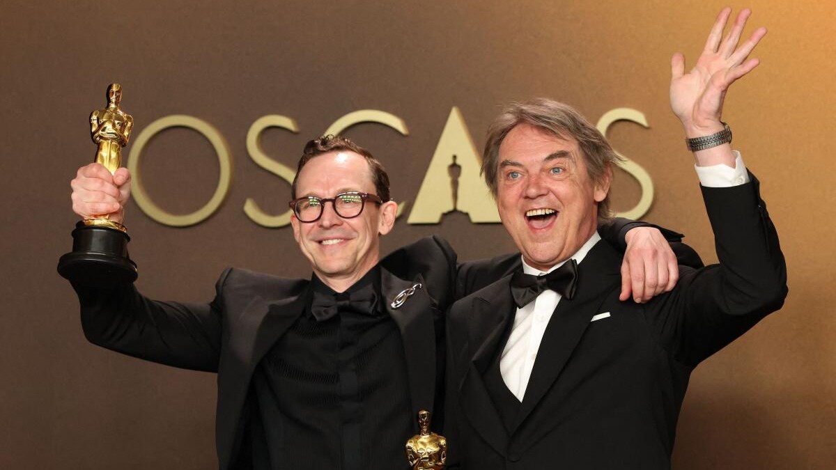 Chris Lavis and Maciek Szczerbowski pose with the Oscar for Best Animated Short Film for The Girl Who Cried Pearls.