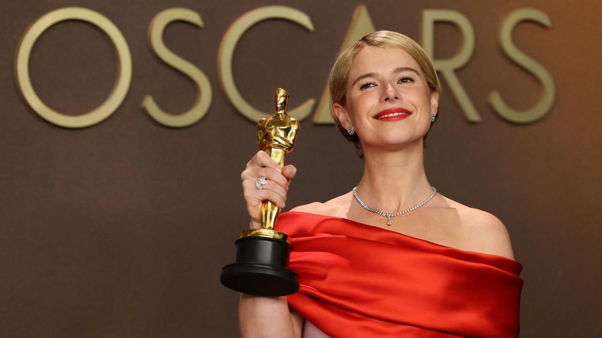 Jessie Buckley poses with the Oscar for Best Actress for Hamnet.
