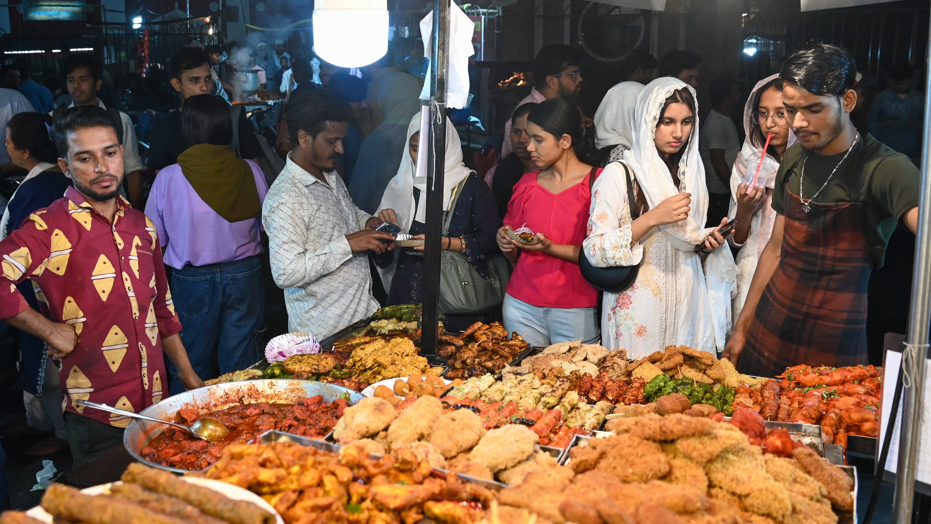 Bengaluru LPG crisis: Ramzan stalls switch to firewood 