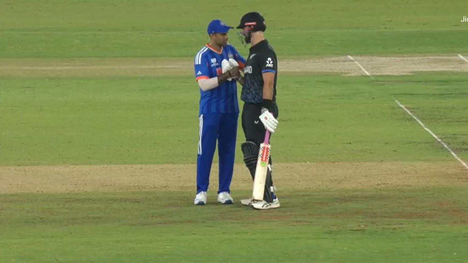 Apologised to Mitchell for Arshdeep ball throwing incident, reveals Suryakumar