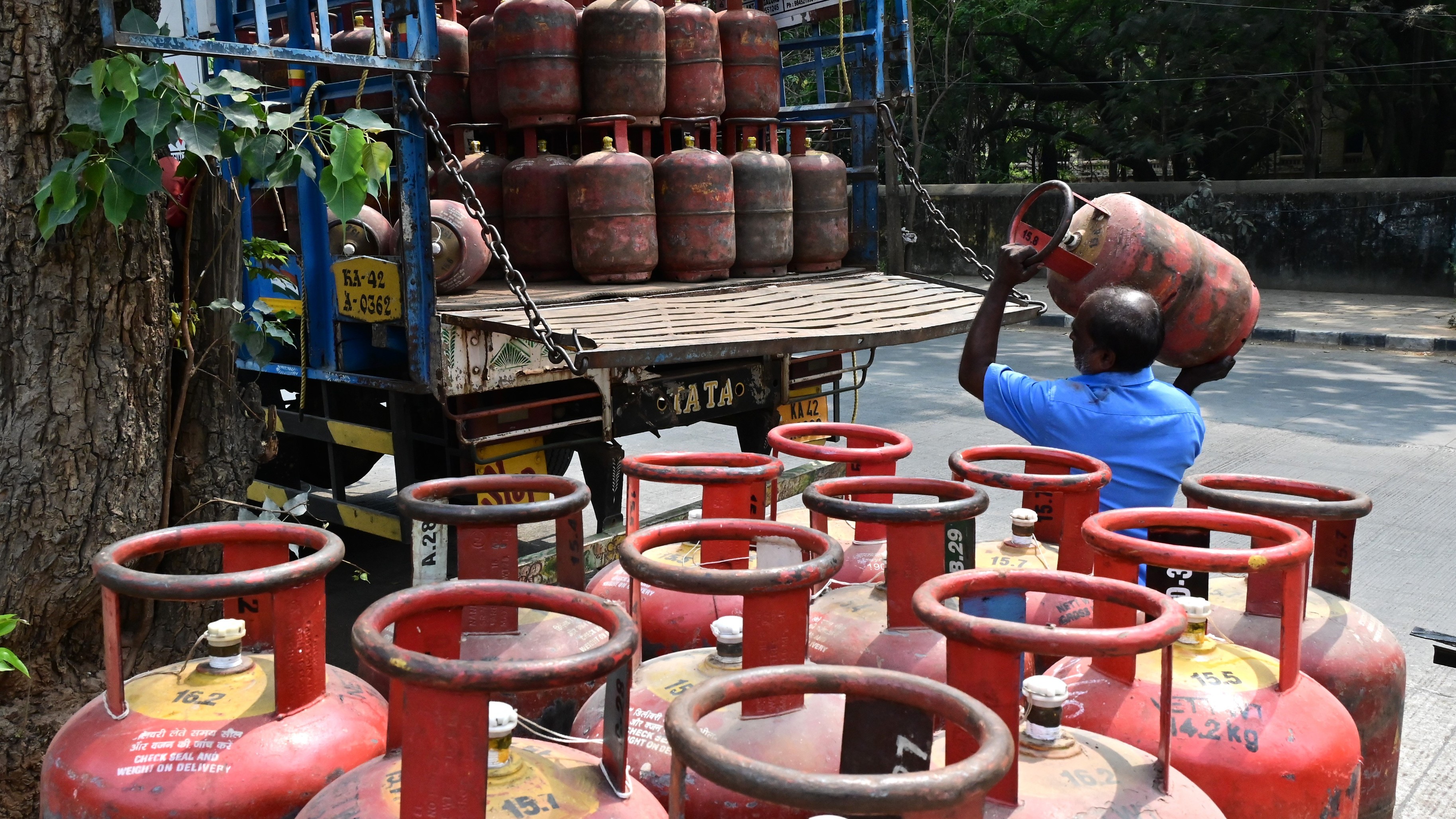 Bengaluru: More eateries plan ‘gas crisis charge’ as prices near Rs 5K per cylinder
