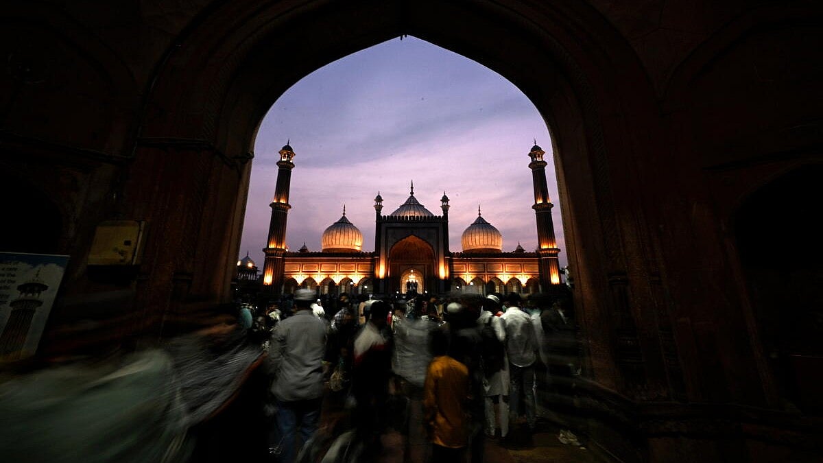 Global Photo Highlights: Fashion, Faith, and Community Spirit on March 20, 2026