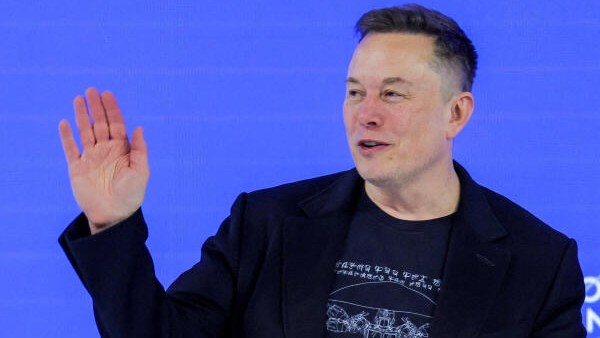Elon Musk offers to pay TSA salaries amid budget battle, airport lineups