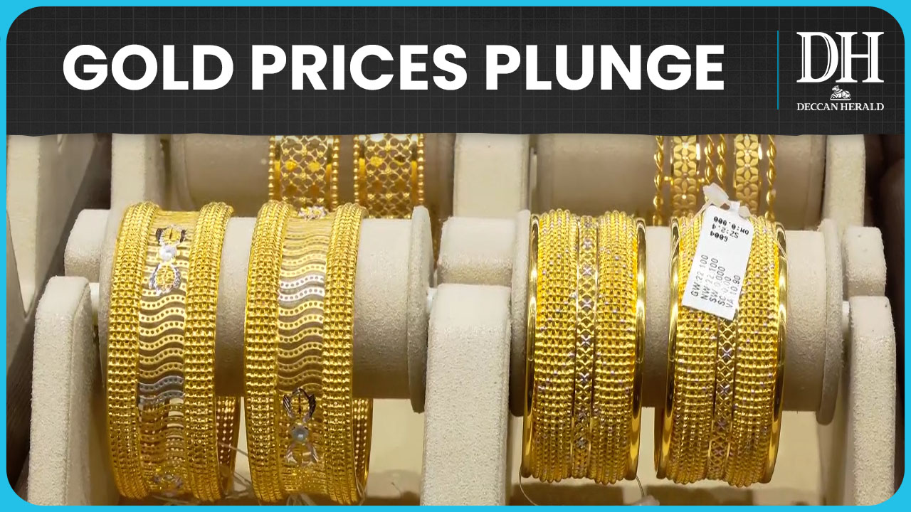 Gold falls owing to profit booking