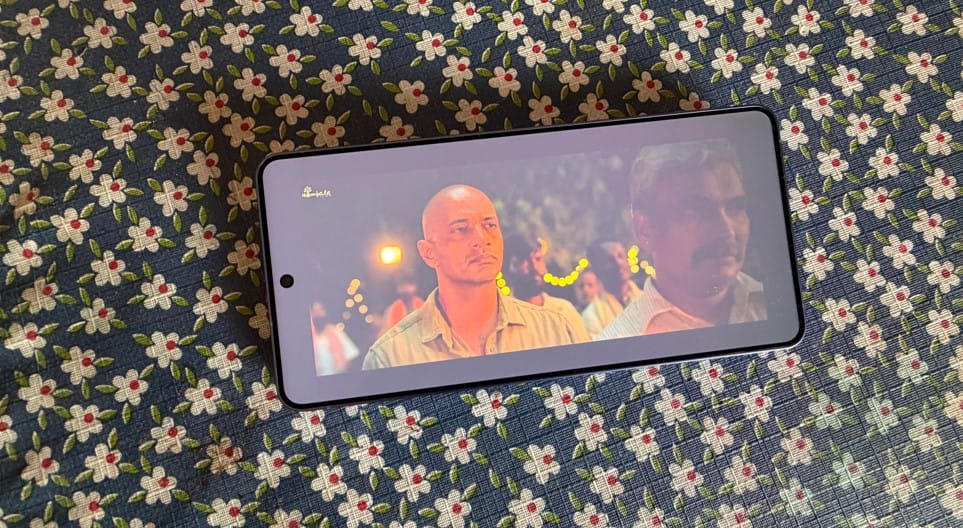 Samsung Galaxy S26 Ultra with 'Privacy Display' feature on.