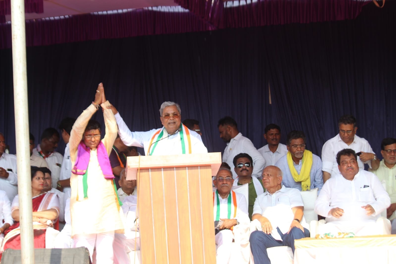 Chief Minister Siddaramaiah appeals to voters to support Congress candidate for Bagalkot Umesh Meti during a public rally in Bagalkot on Monday. DH PHOTOS