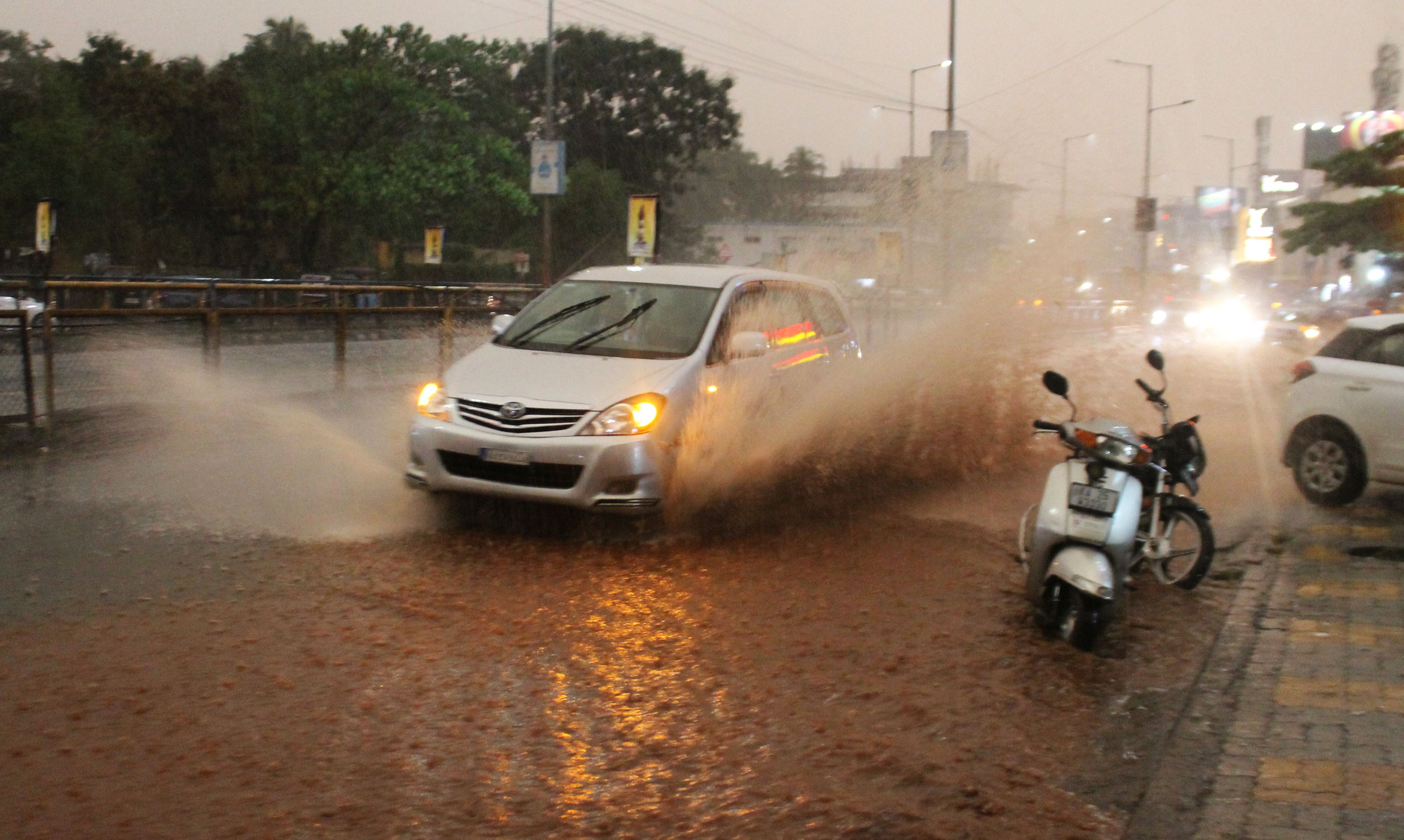 Motorists wade through waterlogged PB Road at Vidyanagar in Huballi. The Hubballi-Dharwad twin cities experienced heavy rain accompanied by thunder and lightning in the evening.
