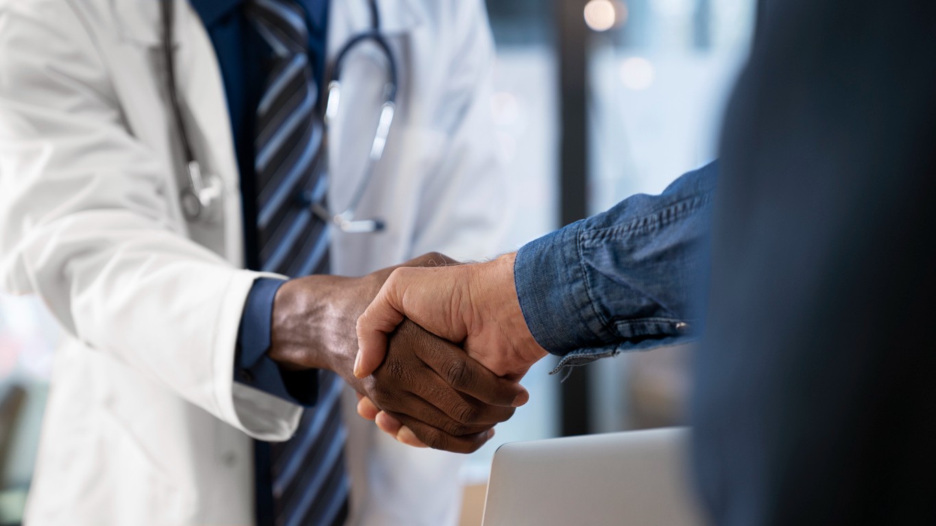 Clumsy handshake, slipping objects: Hand grip as a biomarker for aging