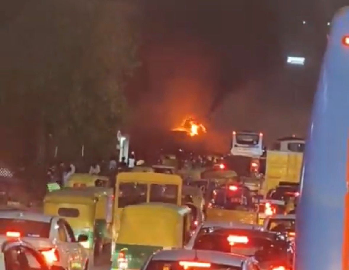 A screen grab of the Shivamogga-bound KSRTC bus on fire near Lulu Mall, Rajajinagar, while traffic was busy on Thursday night.