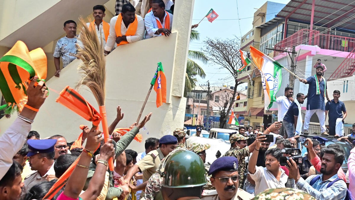 BJP workers show slippers, brooms to MLA Pradeep Eshwar; Congress hits back in Davanagere