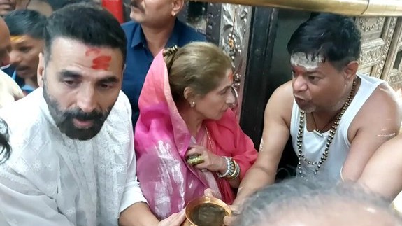Watch | Akshay Kumar offers prayers at Mahakaleshwar Temple for success of 'Bhooth Bangla' 