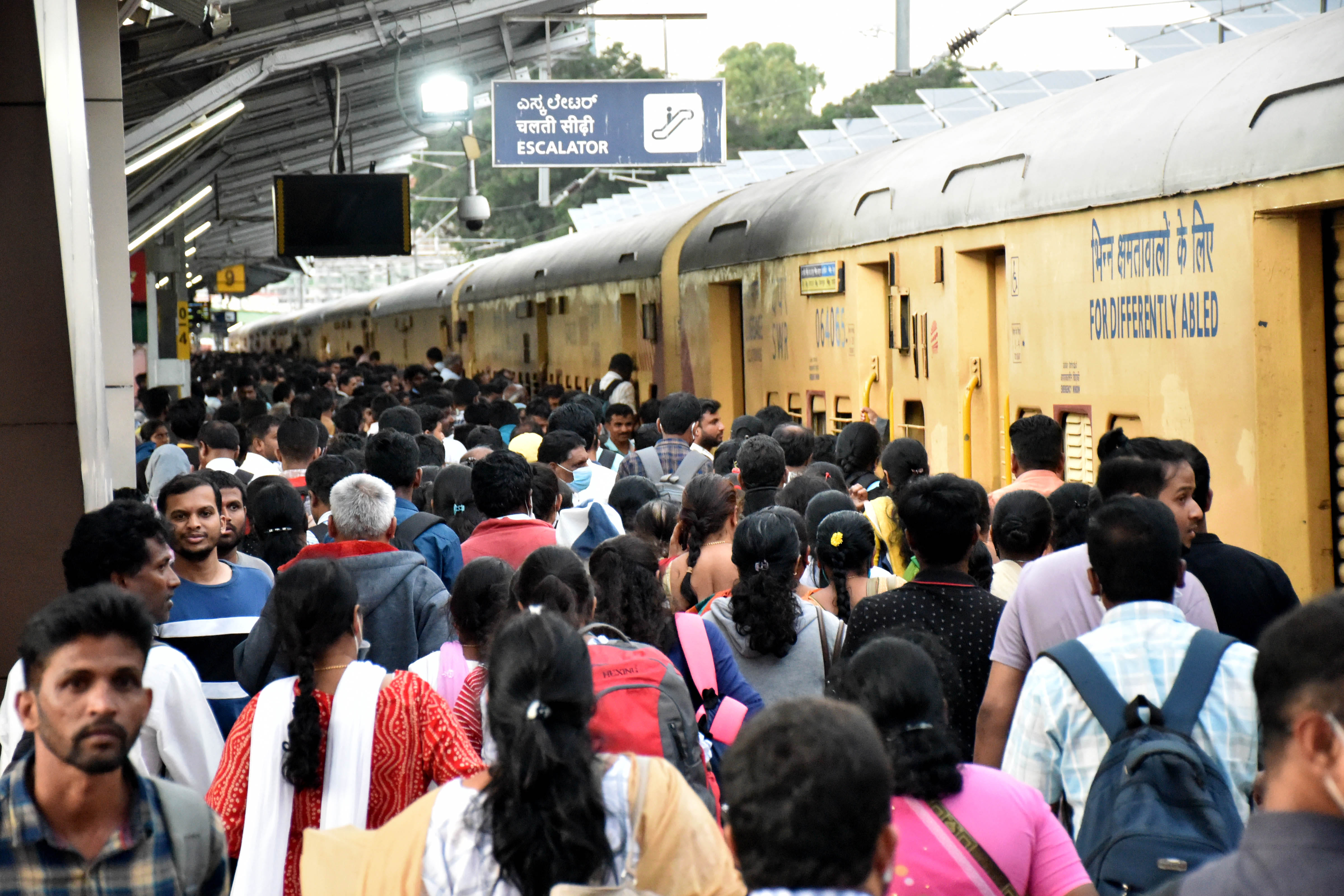 Passengers crowd a platform at the KSR Bengaluru railway station. DH FILE PHOTO