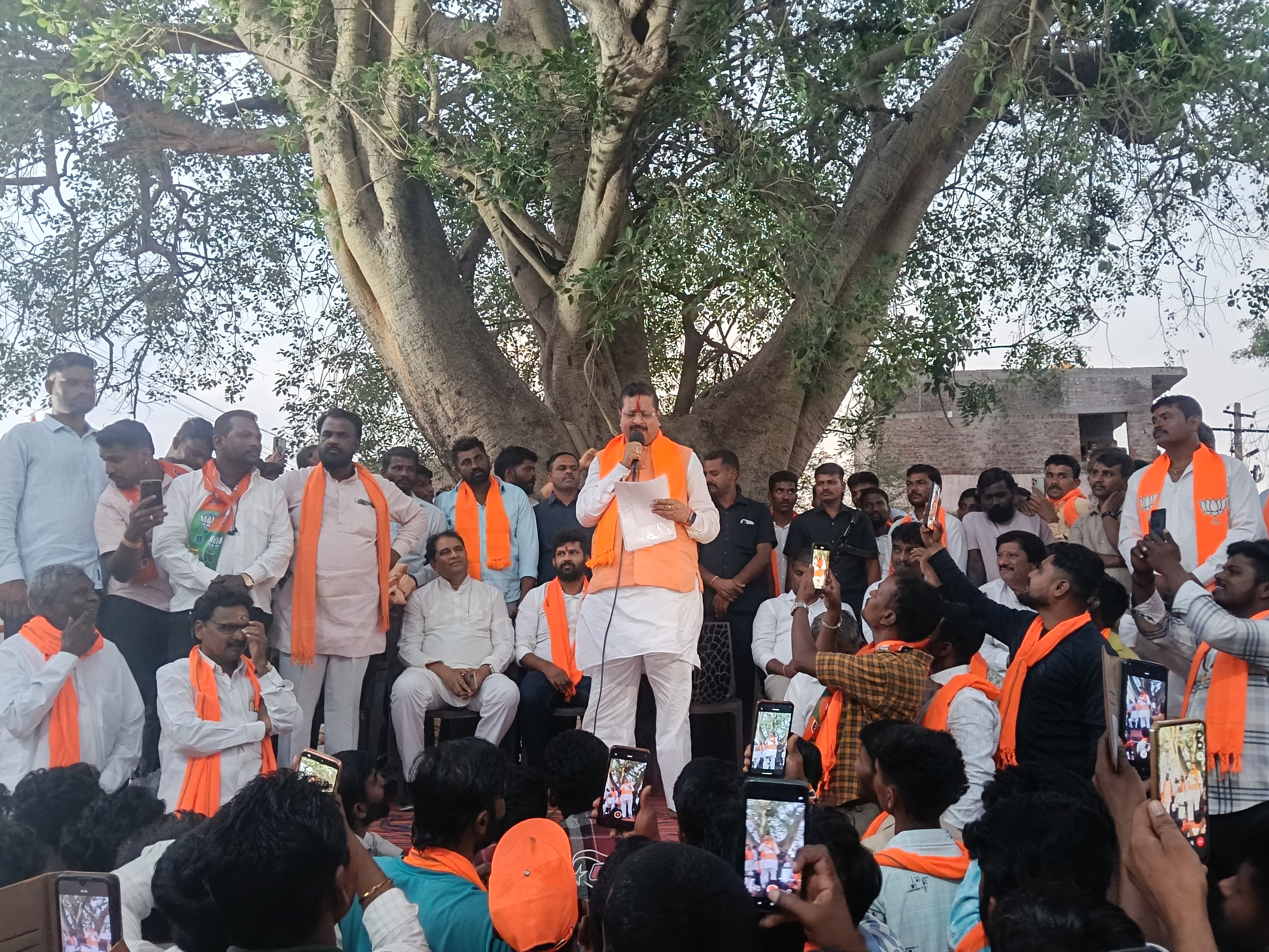 Bijapur City MLA Basanagouda Patil Yatnal campaigns for BJP candidate from Bagalkot Veeranna Charantimath at Bhagawati village on Thursday. DH PHOTOS