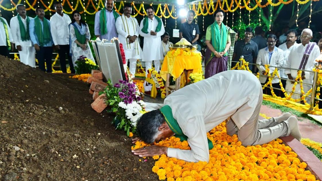 Naidu performs puja, offers 'Harathi' as Parliament endorses Amaravati as Andhra capital