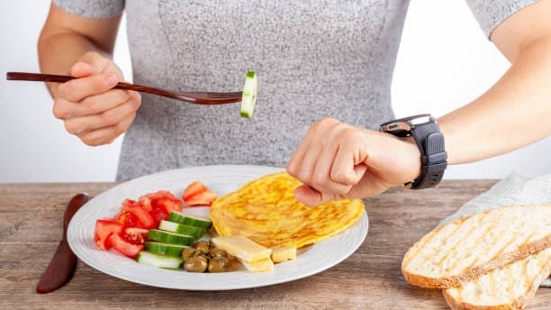 Timely meals can prevent metabolic, musculoskeletal complications in women: Study
