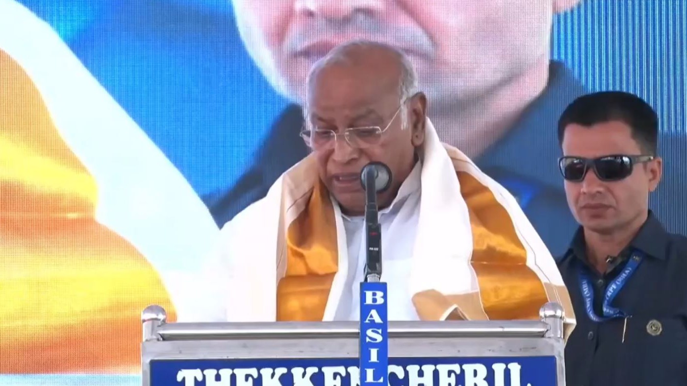 Kerala Assembly Elections 2026 | 'Modi is trying to strike fear in Christian institutions': Mallikarjun Kharge on FCRA amendment