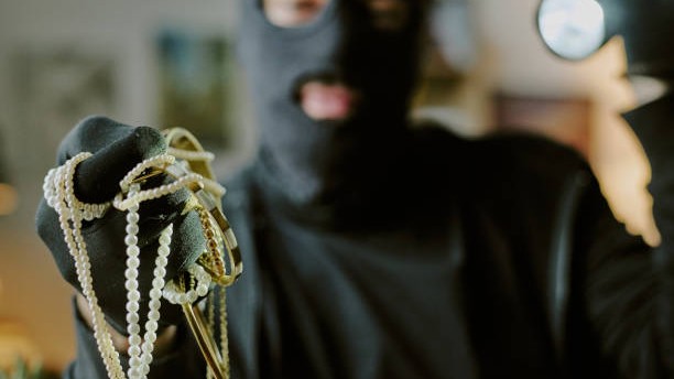 Woman leaves door open at night; thieves steal mangalsutra, phones