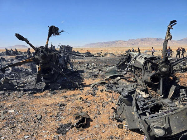 The image shows a wreckage of a US aircraft and a helicopter rotor in Isfahan, Iran, which forensic image analyst William Goodhind said is consistent with a US MC-130J or HC-130J, amid the US-Israel conflict with Iran.