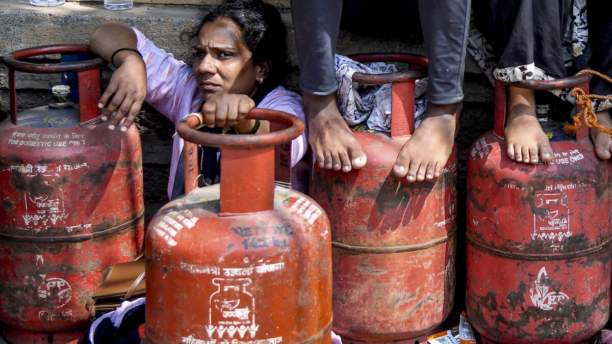 Centre asks states to double daily supply of 5-kg LPG cylinders for migrant workers
