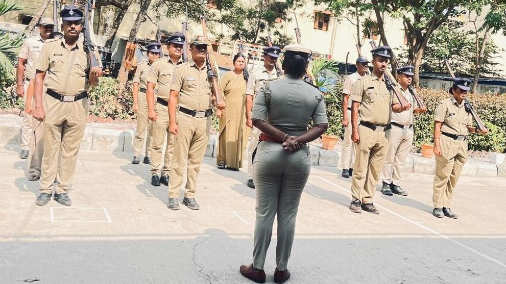 SI makes personnel stand in hot sun 
for 3 hours for ‘not doing job well’ in Karnataka's Chitradurga