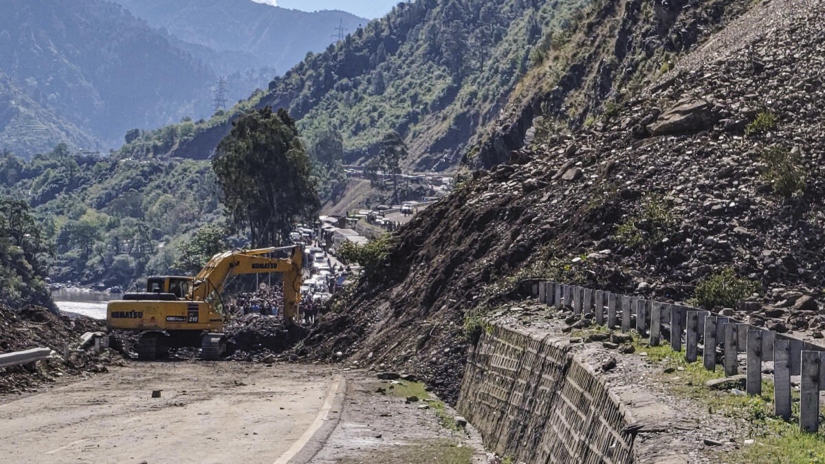 270-km-long Jammu-Srinagar NH shut for second day as road clearance operations continue amid rains in Ramban