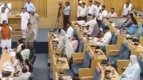 Indore: BJP leaders ask Congress councillor to sing 'Vande Mataram', she walks out