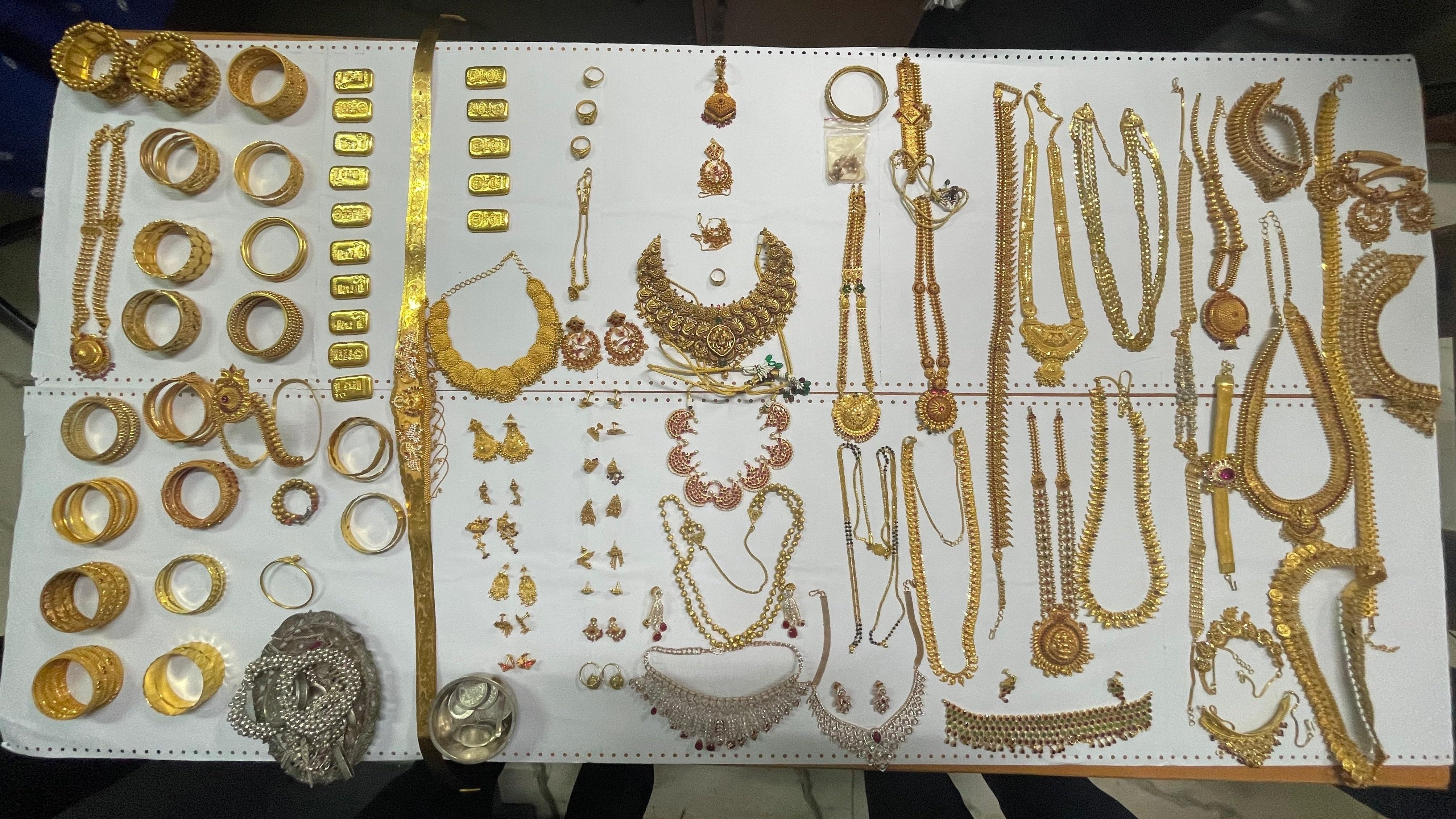 Raid on Belagavi DUDC AEE’s house unearths 6 kg gold, 5 kg silver