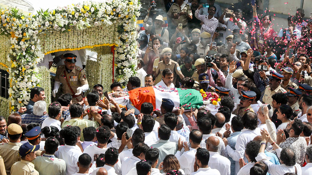 Legendary Singer Asha Bhosle Cremated with Full State Honors in Mumbai