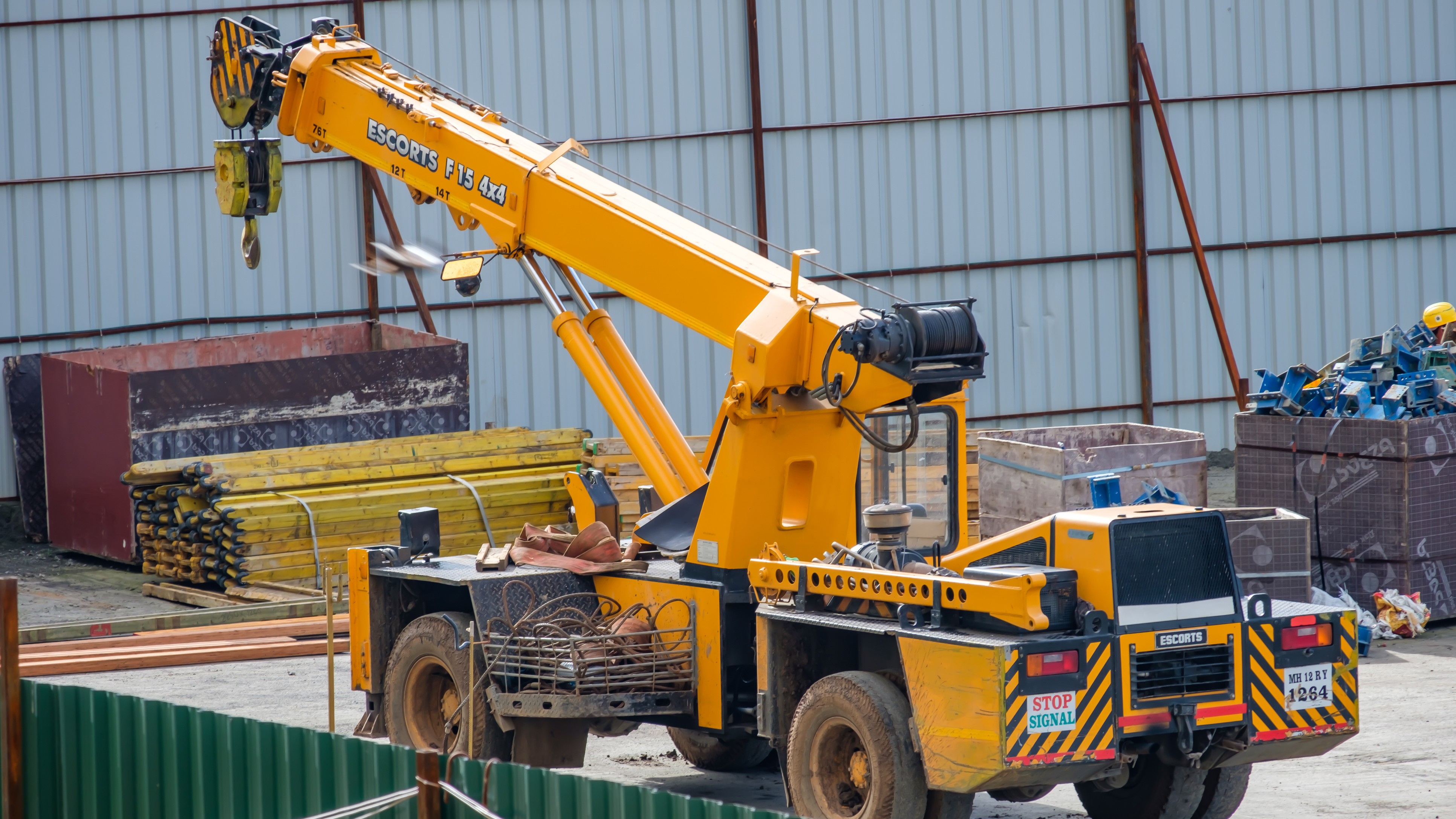 400-tonne crane topples at Bandra-Kurla Complex causing massive traffic jam near Asian Heart Hospital