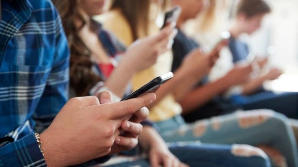 Govt to rollout scheme to boost mobile phone export