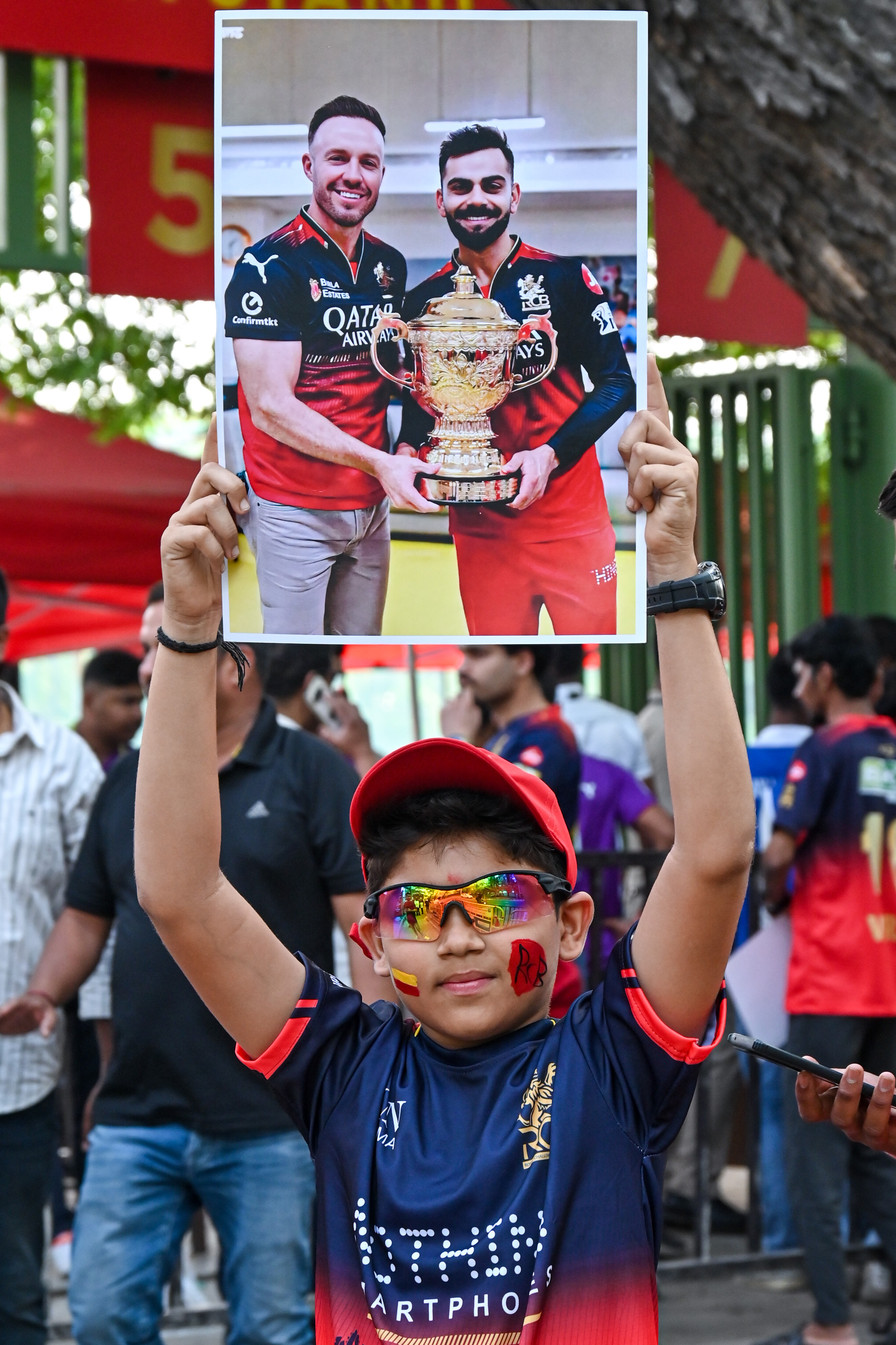 Fans gather outside the M Chinnaswamy Stadium ahead of the clash between Royal Challengers Bengaluru (RCB) and Lucknow Super Giants (LSG) on Wednesday. DH PHOTO/PUSHKAR V
