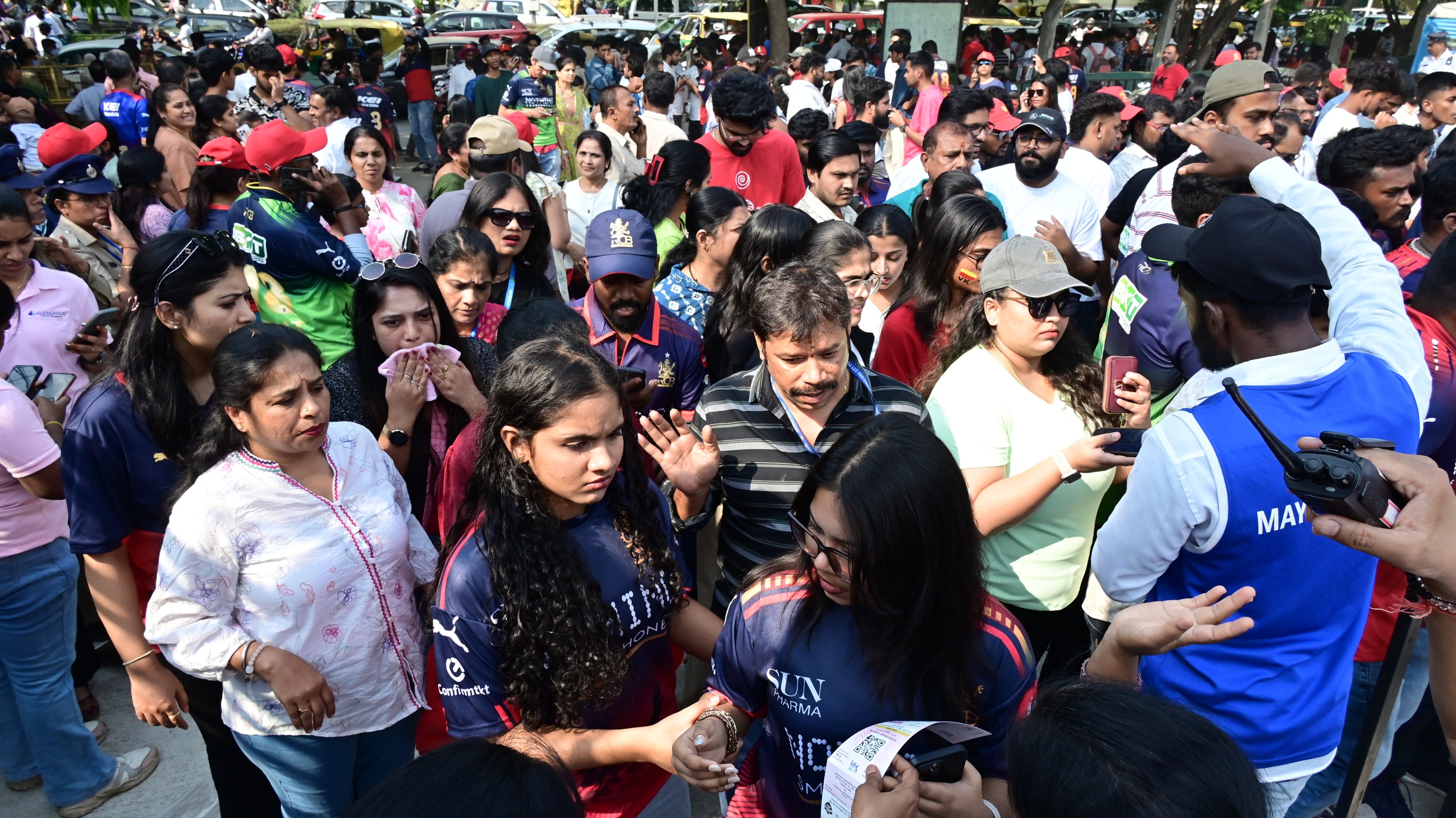 IPL 2026 | Chinnaswamy Stadium sees fans brave scorching heat for RCB-DC match