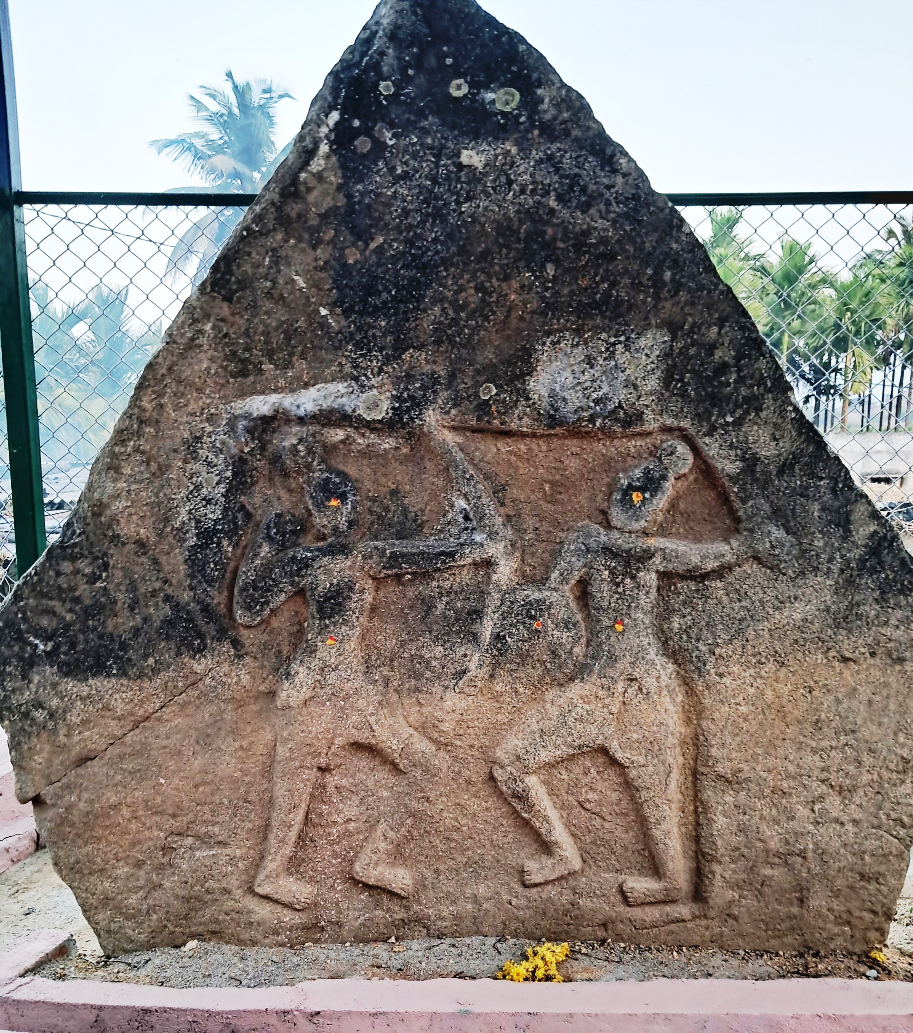 A herostone for the favourite servant of Siyagell who died fighting Rashtrakuta king Vallaha. 