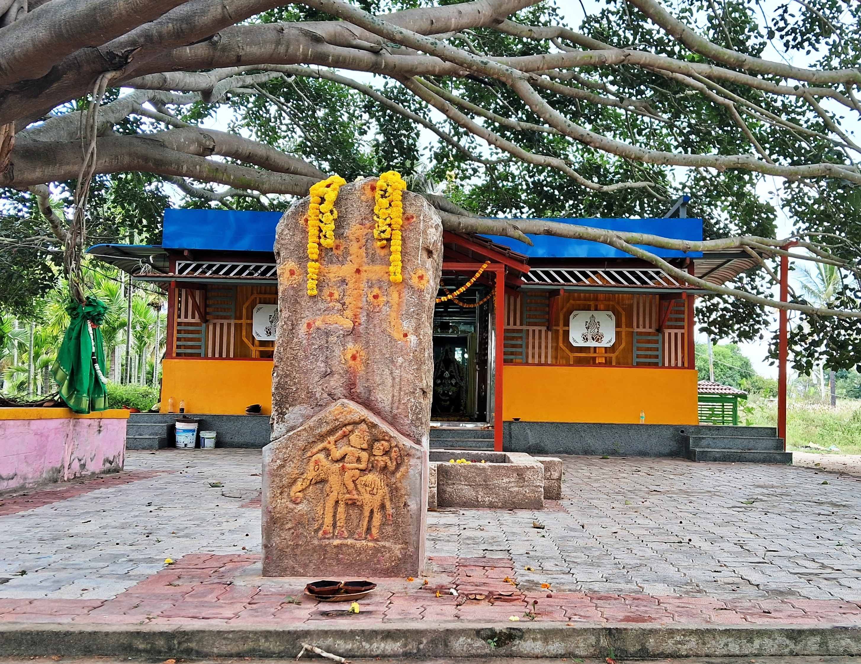 The 1323 AD inscription stone standing in front of Lakshmi Temple bears the name ‘Hiriyagundagal’. 