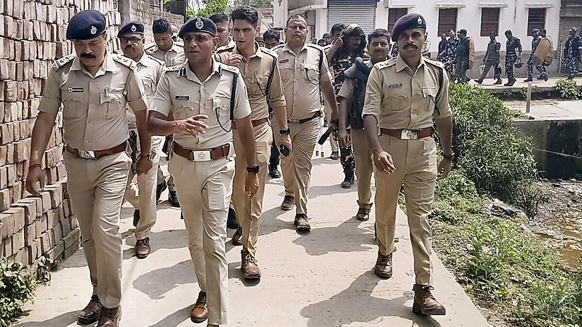 West Bengal Assembly Elections 2026 | Clashes erupt between locals, security personnel in Birbhum over EVM glitches