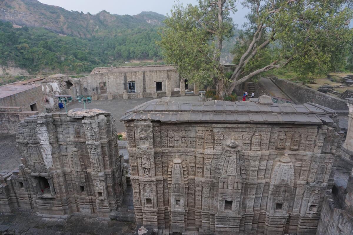 Rear wall of the Lakshmi Narayan temple — the lone surviving structure in the courtyard, showcasing exquisite Nagara-style stonework that remains the fort’s pièce de résistance