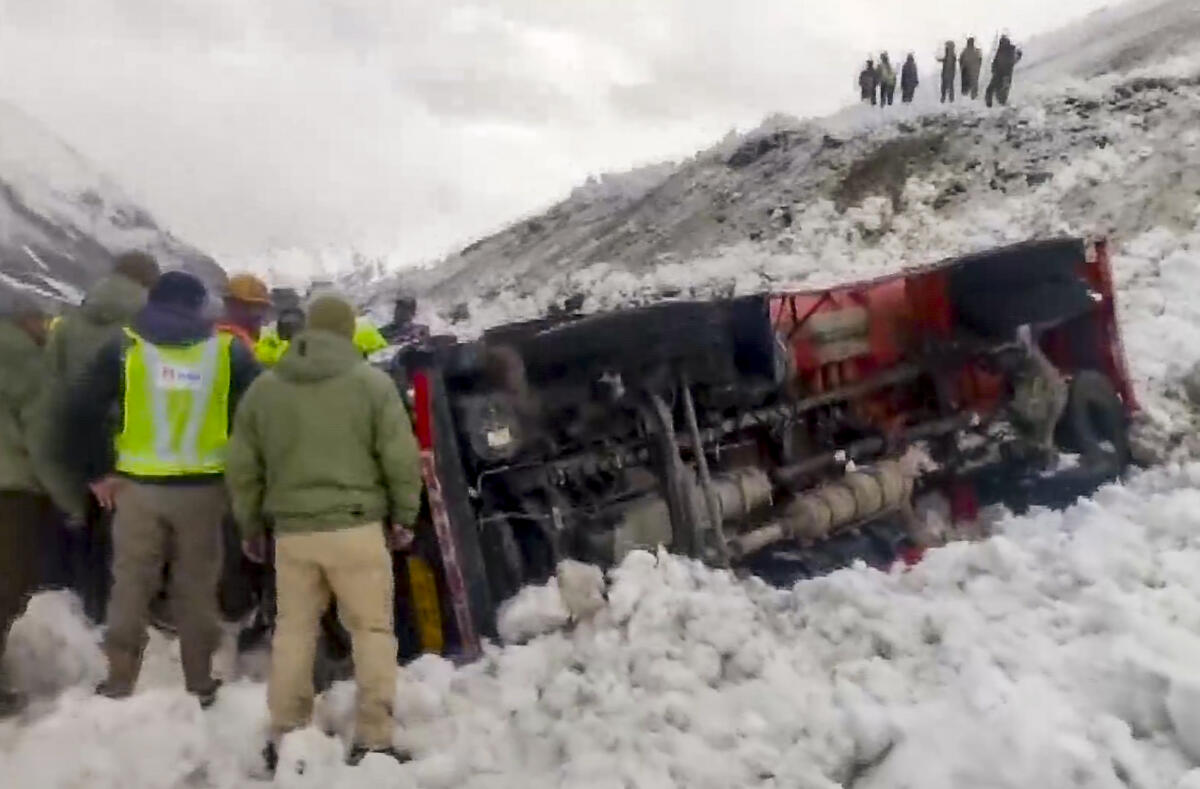 Avalanche hits Srinagar-Leh national highway