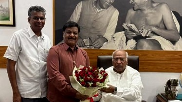 Karnataka power tussle | Satish Jarkiholi meets Mallikarjun Kharge, Randeep Surjewala in Delhi