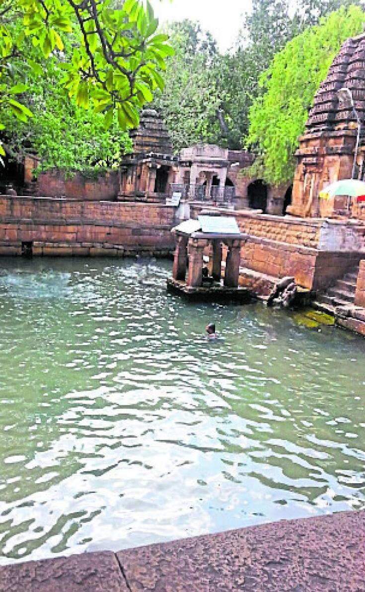 The Shiva Pushkarani at Mahakuta with the pavilion holding Chaturmukha Linga. Photo by Vijay Mahantesh Papanal