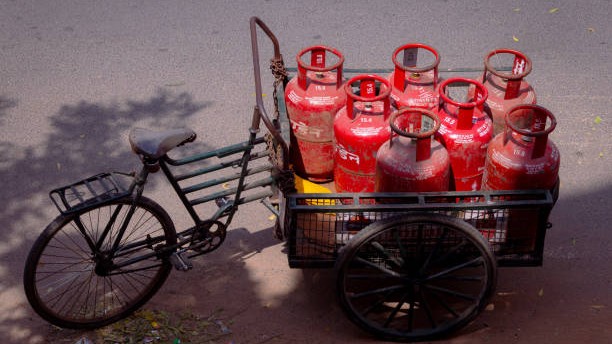Amid scarce supply, Centre begins pan-India probe to prevent dual access of LPG and PNG