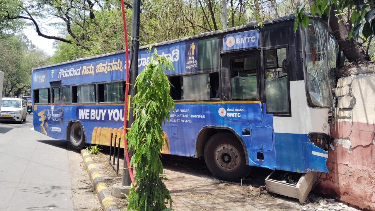 3 suffer minor injuries as BMTC bus rams compound wall near Manekshaw Parade Ground