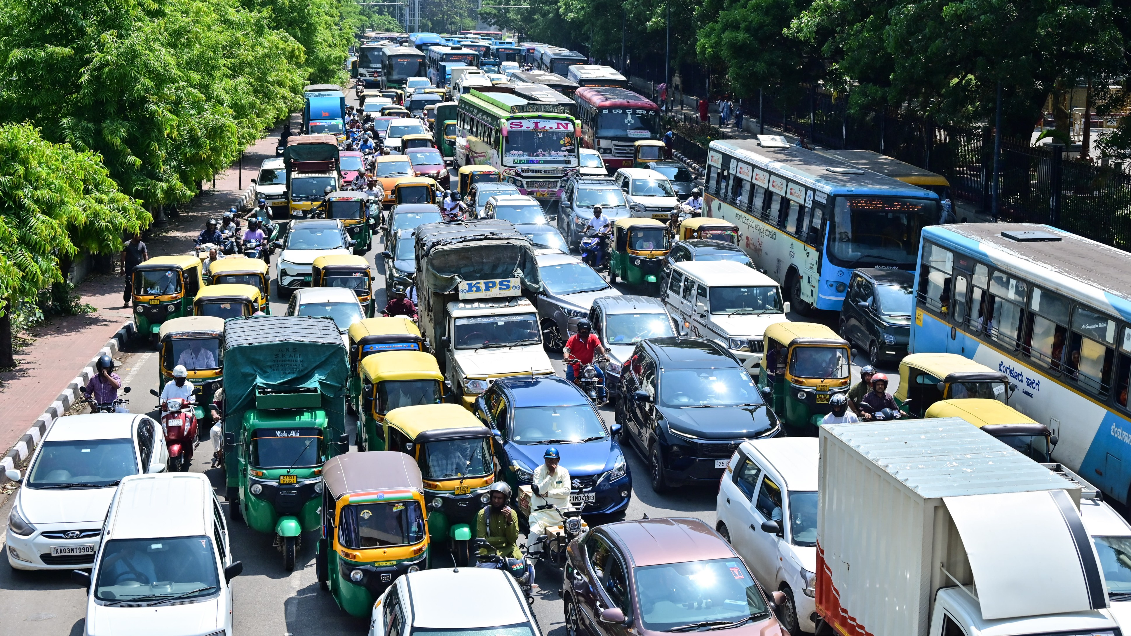Long weekend over, Bengaluru entry points buckle under return rush