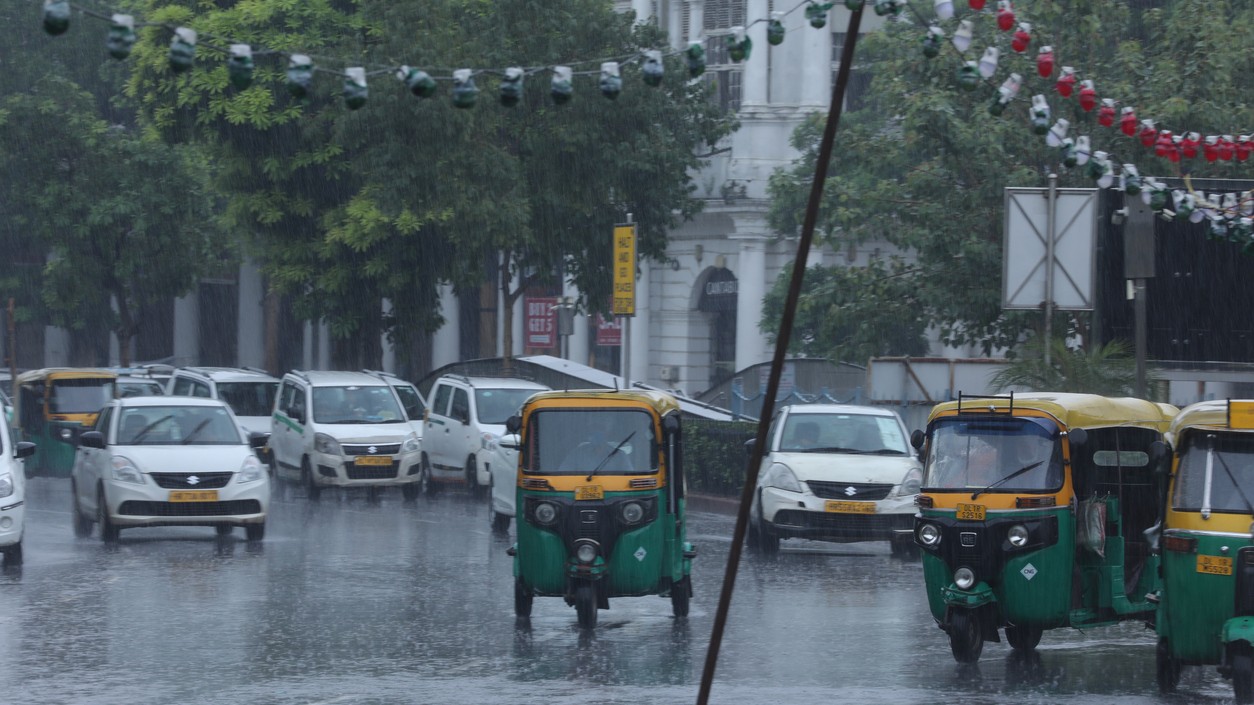 Thundershowers lash Bengaluru's east, southeast; temperature dips below 20°C